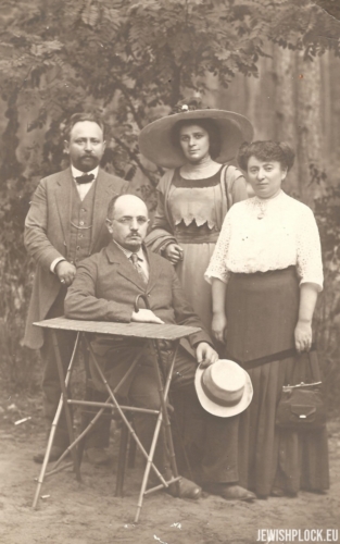 Ewa Żurkowska with her husband Izydor Wajcman, sister Tauba Iska and brother-in-law Jakub Puszet, before 1912